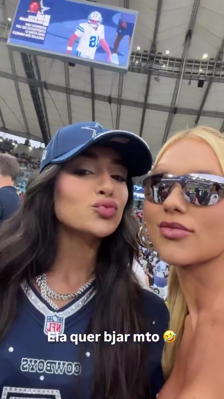 维尼修斯女友和闺蜜一起看NFL比赛